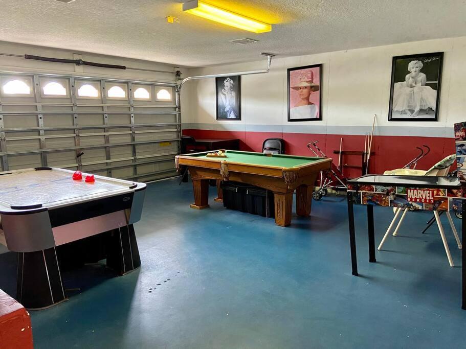 Hébergement de vacances 3 Bedroom With Pool And Game *